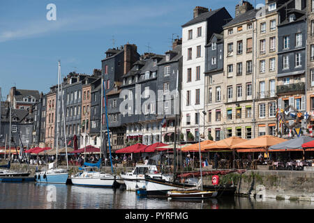 Ein Sommermorgen in der mittelalterlichen Stadt und Hafen von Honfleur, Calvados, Normandie, Frankreich Stockfoto