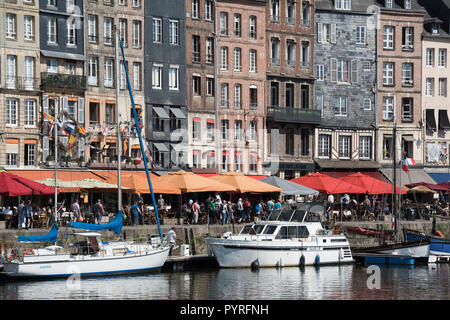 Ein Sommermorgen in der mittelalterlichen Stadt und Hafen von Honfleur, Calvados, Normandie, Frankreich Stockfoto