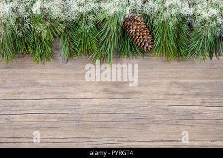 Weihnachten Tannenbaum auf einem hölzernen Hintergrund Stockfoto