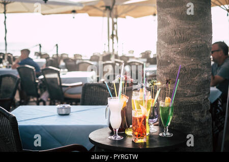 Gemischte cocktails zeigte und auf einen Balken eines Outdoor Bar Restaurant ohne Menschen sitzen und Kauf ausgesetzt. Farben und Muster von, was der Barkeeper coul Stockfoto