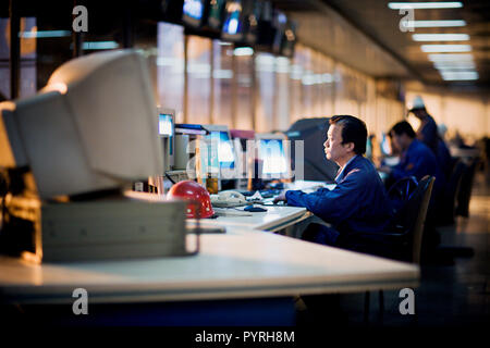 Arbeitnehmer bei der Computer in einem Büro zu sitzen. Stockfoto