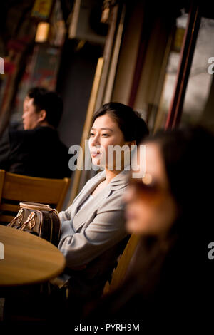 Junge Geschäftsfrau in einem Café sitzen. Stockfoto