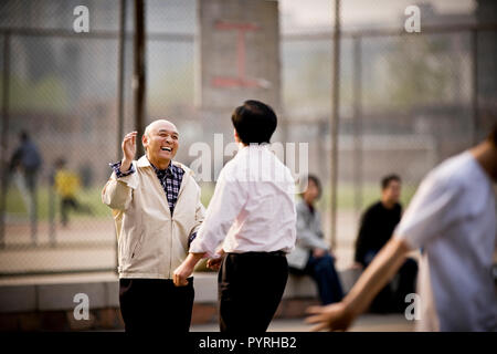 Zwei reife Männer Basketball spielen in einem Park. Stockfoto