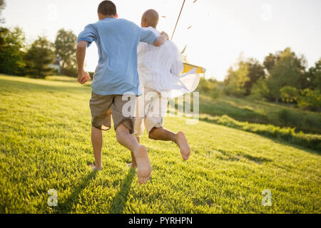Vater und Sohn mit einem Spielzeug Segelboot Stockfoto