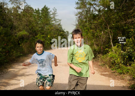 Portrait von zwei lächelnde Brüder entlang einem Feldweg läuft. Stockfoto