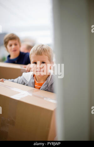 Junge Kisten mit seinem Bruder in einem Haus. Stockfoto