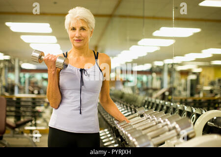 Porträt einer reifen Frau in einem Fitnessstudio. Stockfoto