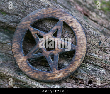 Holz- umkreist Pentagramm Symbol auf faserige Baumrinde im Wald, Stockfoto