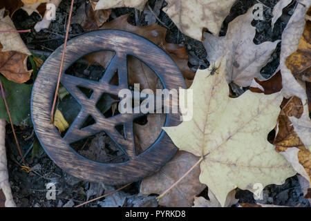 Holz- umkreist Pentagramm Symbol auf faserige Baumrinde im Wald, Stockfoto