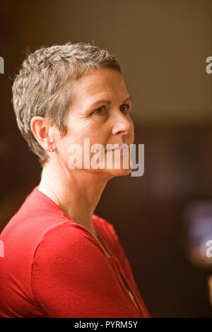 Mitte der erwachsenen Frau mit kurzen braunen Haaren. Stockfoto
