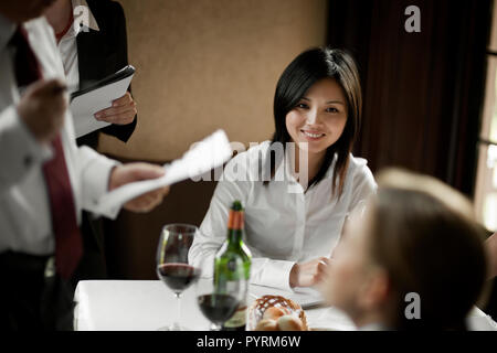 Zwei Frauen in einem Restaurant gewartet wird. Stockfoto