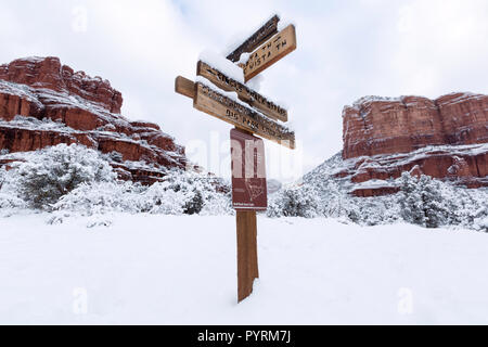 Bell Rock, Links, mit Courthouse Butte, rechts, nach einem Schneesturm in der Nähe von Sedona, Arizona Stockfoto
