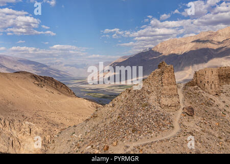 Yamchun Festung im goldenen Licht mit Blick auf panj River und Hindu Kush, Yamchun, Wakhan Valley, Tadschikistan Stockfoto