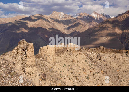 Yamchun Festung im goldenen Licht mit Blick auf panj River und Hindu Kush, Yamchun, Wakhan Valley, Tadschikistan Stockfoto