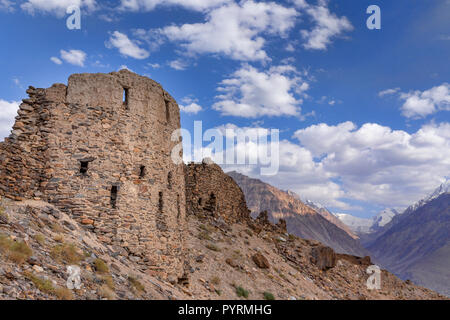 Yamchun Festung im goldenen Licht mit Blick auf panj River und Hindu Kush, Yamchun, Wakhan Valley, Tadschikistan Stockfoto