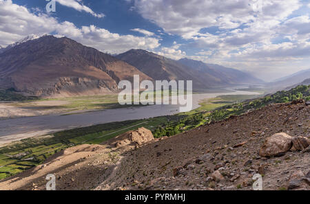 Blick auf Yamchun Dorf, panj River, und Hindu Kush von Yamchun Festung, Yamchun, Wakhan Valley, Tadschikistan Stockfoto