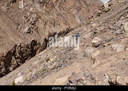 Trekker in Darshai Schlucht nach Norden durch Darshai Dara, Darshai, Wakhan Valley, Tadschikistan Stockfoto