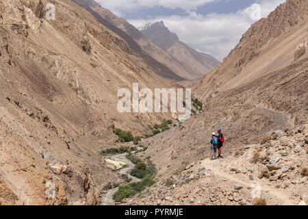 Trekker in Darshai Schlucht nach Norden durch Darshai Dara, Darshai, Wakhan Valley, Tadschikistan Stockfoto