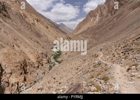 Trekker in Darshai Schlucht nach Norden durch Darshai Dara, Darshai, Wakhan Valley, Tadschikistan Stockfoto