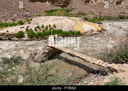 Brücke über die Schlucht Darshai heißen Quellen zugreifen, Darshai, Wakhan Valley, Tadschikistan Stockfoto