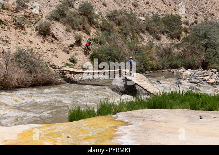 Trekker kreuze Darshai Schlucht natürliche heiße Quellen in Darshai Dara, Darshai, Wakhan Valley, Tadschikistan zugreifen Stockfoto