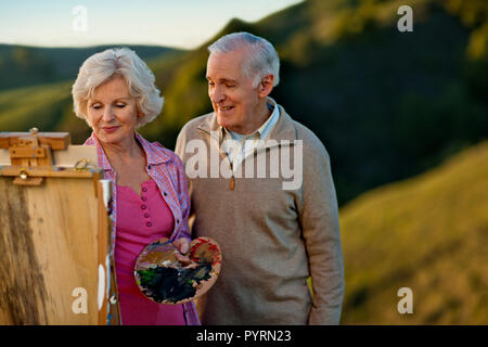 Senior paar Malerei zusammen in einer ländlichen Umgebung. Stockfoto