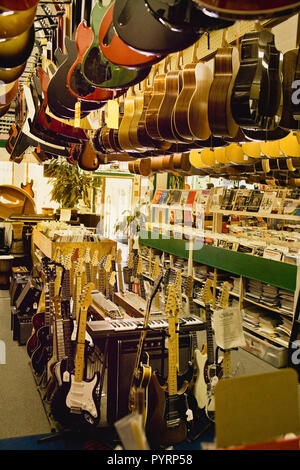 Musik Laden voller Gitarren, Musik Bücher und andere Instrumente. Stockfoto