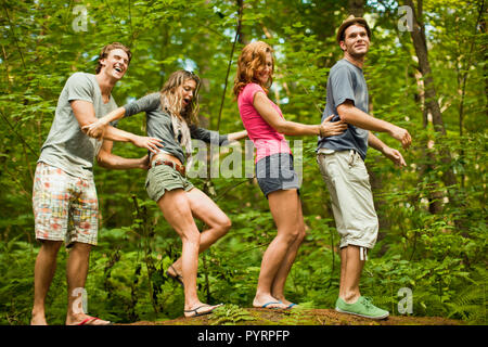 Freunde Tanzen in einen Wald. Stockfoto