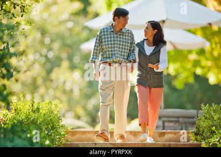Gerne Mitte nach paar Hand in Hand. Stockfoto