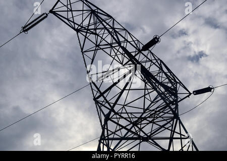 Power Line Suche nach oben Stockfoto