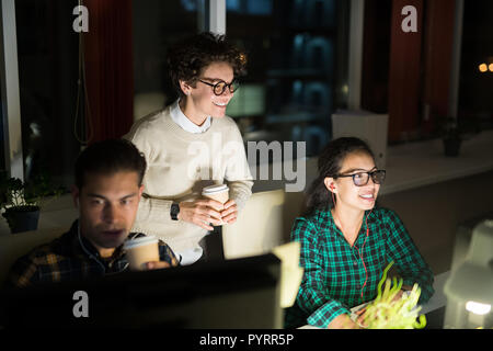 Business Team Arbeiten bei Nacht Stockfoto