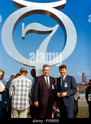 (1964) - - - Astronaut Walter Schirra Jr. (rechts) und Walter Williams, Stellvertretender Leiter der Mission Anforderungen, dargestellt an der Mercury 7 memorial Engagement. Stockfoto