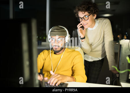 Leute, die spät im Büro Stockfoto