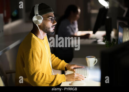 Computerprogrammierer Codierung bei Nacht Stockfoto