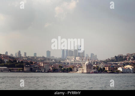 Blick auf alte, historische Ortaköy Moschee durch Bosporus und Europäischen Seite Istanbuls. Stockfoto