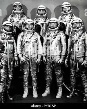 Die Gruppe Portrait der ursprünglichen sieben Astronauten für den Mercury Projekt. NASA ausgewählt seine ersten sieben Astronauten am 27. April 1959. Nach rechts vorne: Walter M. Wally Schirra, Donald K. Deke Slayton, John Glenn, Jr., und Scott Carpenter Links. Nach rechts hinten: Alan B. Shepard, Virgil I. Gus Grissom, und L. Gordon Cooper, Jr. Links Stockfoto