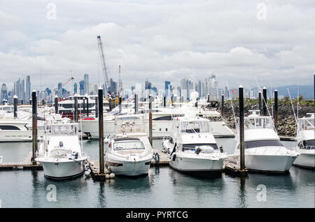 Flamenco Island Marina und Panama City in der Ferne Stockfoto