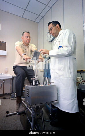 (2 Dez. 1965) --- Dr. Charles A. Berry checks Astronaut James A. Lovell jr., Gemini-7 Prime crew Pilot, nach einem Training auf einer Übung Maschine. Stockfoto