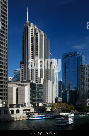 Die NBC Tower und Loews Hotel Tower mit Booten läuft durch die Füße der Gebäude. Die Gebäude sind in der Innenstadt von der Magnificent Mile entfernt Stockfoto