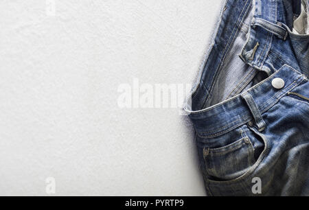 Einem schäbigen alten Jeans an der Wand aufhängen, in einem Zimmer. Detail in der Jean ist unglaublich Stockfoto