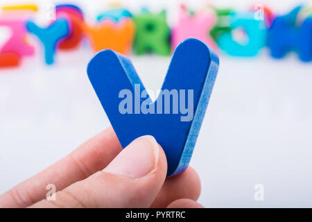 Hand schreiben cube V der aus Holz Stockfoto