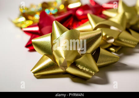 Weihnachten Geschenkverpackung Satinband Bögen. Gold, Gold und Rot. Zimmer für Kopieren. Weißes Licht Hintergrund. Stockfoto