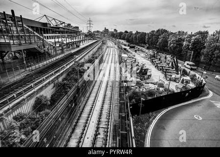 Eisenbahn im Prince Regent DLR Station, London Borough von Newham. London, Greater London, England, Vereinigtes Königreich. Stockfoto