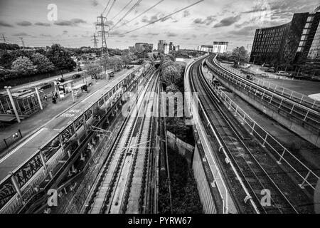 Eisenbahn im Prince Regent DLR Station, London Borough von Newham. London, Greater London, England, Vereinigtes Königreich. Stockfoto