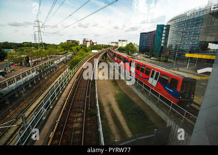 Eisenbahn im Prince Regent DLR Station, London Borough von Newham. London, Greater London, England, Vereinigtes Königreich. Stockfoto