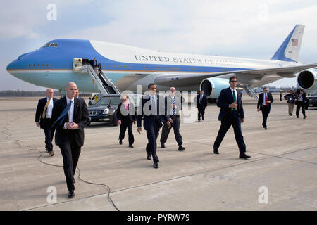 Us-Präsident Barack Obama kommt bei Port Columbus International Airport. Columbus, Ohio mit Senator Sherrod Brown, Rep. Mary Jo Kilroy, und Secret Service 3/6/09. Stockfoto