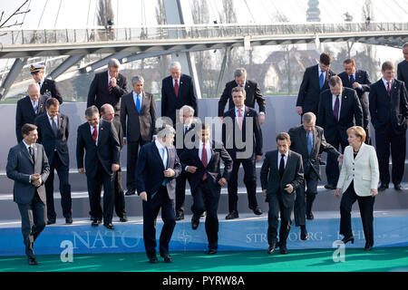 Präsident Barack Obama, NATO-Generalsekretär Jaap de Hoop Scheffer und die anderen Staats- und Regierungschefs der NATO Schritt nach unten von einem Foto Plattform April 4, 2009, nach Ihrer Gruppe Foto auf dem NATO-Treffen in Straßburg, Frankreich. Stockfoto