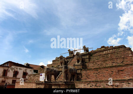 Die Details der gebrochenen Tempel in Bhaktapur Durbar Square (im Umbau). In Nepal, August 2018. Stockfoto