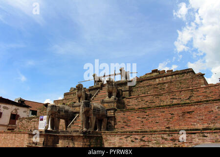 Die Details der gebrochenen Tempel in Bhaktapur Durbar Square (im Umbau). In Nepal, August 2018. Stockfoto