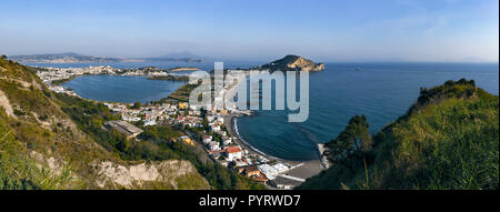 Blick auf die Stadt Bacoli in der so genannten Phlegräischen Felder Gebiet in der Provinz Neapel, Süditalien. Stockfoto